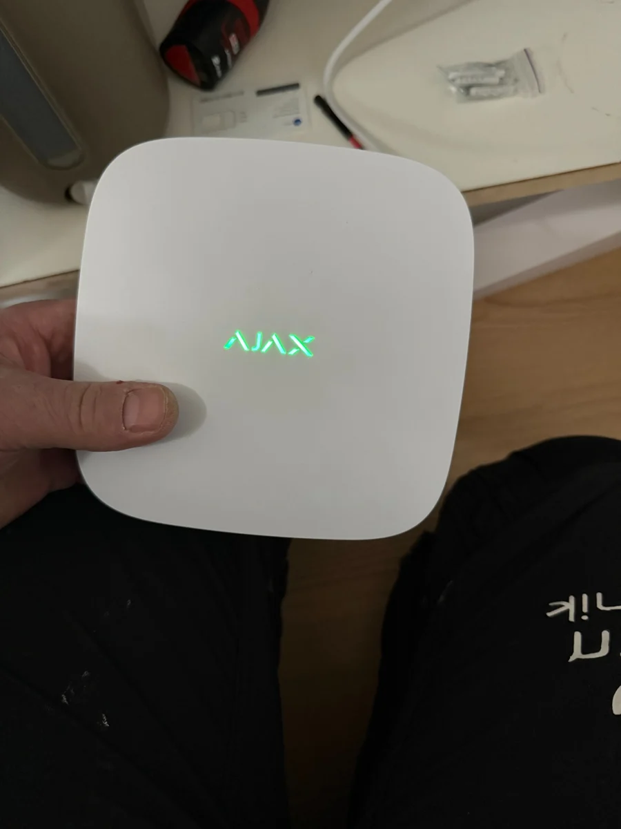 Hvid AJAX-central under klargøring på arbejdsbordet