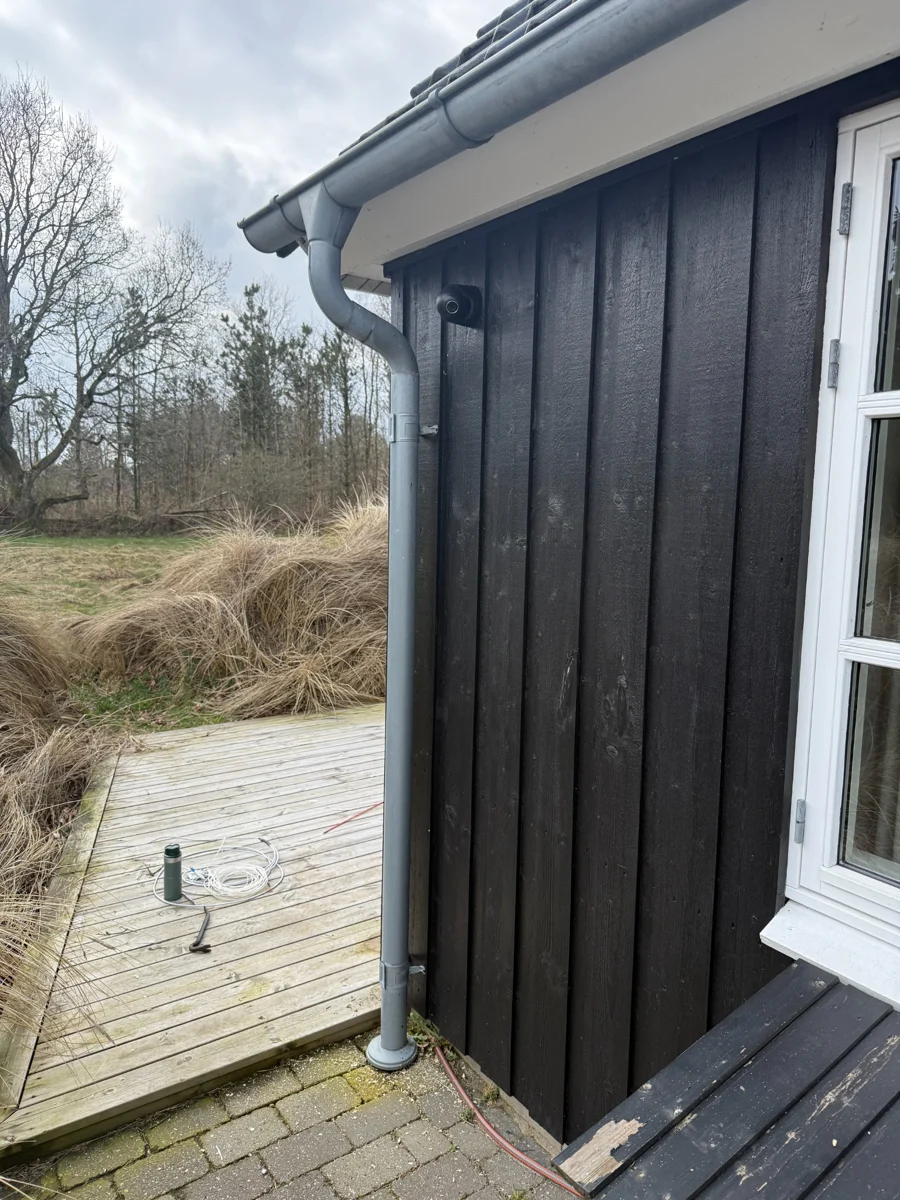 Sort overvågningskamera monteret ved sommerhusets terrasse